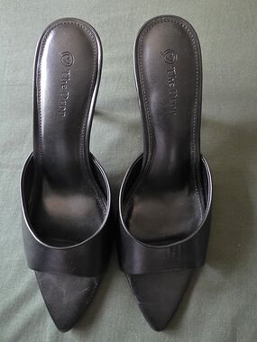 The Drop Women’s Black Pointed Slide Mules